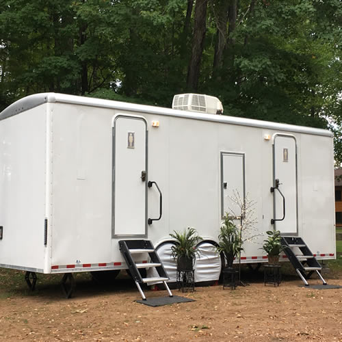 restroom-trailer-portable-toilets-02