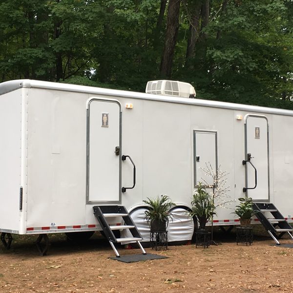 restroom-trailer-001